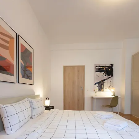 Ultracentral Hong Kong 3 Bdrm Apartment *