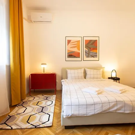 Ultracentral Hong Kong 3 Bdrm *