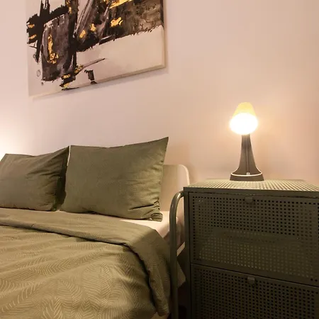 Ultracentral Hong Kong 3 Bdrm *