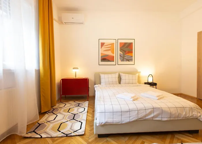 Ultracentral Hong Kong 3 Bdrm *